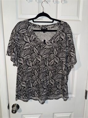 Grace Black and White Leaf-Pattern Short Sleeve Tee